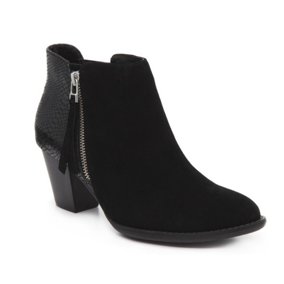 Vionic Shoes - Vionic Anne black side zip booties.